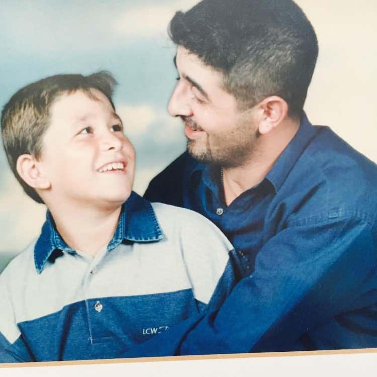 <p>"Kalbim Yaralı" ve "Ay Y&uuml;zl&uuml;m" gibi şarkılarıyla Anadolu rock m&uuml;ziğinin &ouml;nemli temsilcileri arasında yer alan Murat G&ouml;ğebakan, 46 yıllık &ouml;mr&uuml;ne b&uuml;y&uuml;k başarılar sığdırdı.</p>

<p>&nbsp;</p>
