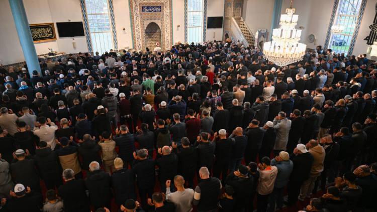 <p>Yakın gelecekte M&uuml;sl&uuml;manların, Avrupa'nın &ccedil;oğu &uuml;lkesinde n&uuml;fusun &ouml;nemli bir oranını temsil edeceği d&uuml;ş&uuml;n&uuml;l&uuml;yor.</p>
