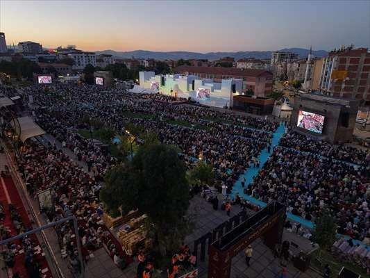 <p>Cumhuriyet Meydanı'nda, Mahmud Esad Coşan Vakfı (MEC Vakfı) tarafından bu yıl d&ouml;rd&uuml;nc&uuml;s&uuml; d&uuml;zenlenen anma buluşmasına 20 bini aşkın davetli katıldı.</p>
