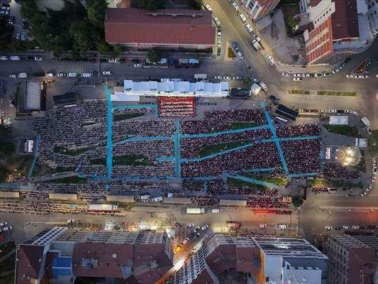 <p>Coşan'ın "Tevhid Asrı" s&ouml;zlerini konu alan sinevizyon g&ouml;sterimiyle başlayan etkinlikte, 1000 dron ile g&ouml;ky&uuml;z&uuml;nde Arap&ccedil;a ve T&uuml;rk&ccedil;e, "Doğuş Elazığ", "MEC imza", "Hoş geldiniz", "Allah", "Kelime-i Tevhid", "Muhammed", "İlahi ente maksudi ve rıdake matlubi" yazılarının yanı sıra Kabe'nin tavaf edilmesini simgeleyen ve &ccedil;eşitli fig&uuml;rlerin &ccedil;izildiği g&ouml;steri yapıldı.</p>

<p>&nbsp;</p>
