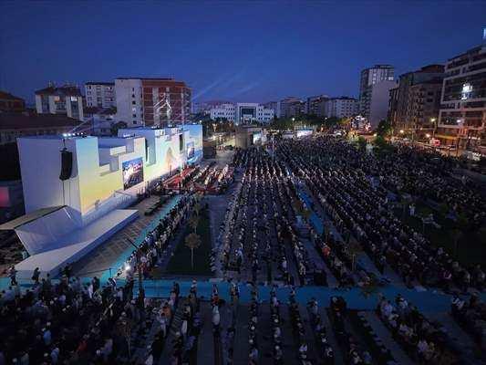 <p>Sabah namazının ardından Kur'an-ı Kerim'in okunduğu, zikir yapıldığı ve ilahilerin seslendirildiği programda, Coşan'ın kendi sesinden konuşmaları dinlendi.</p>

<p>Etkinlik, g&uuml;neşin doğuşu ve kerahat vaktini m&uuml;teakip iki veya d&ouml;rt rekat kılınan nafile bir ibadet olan işrak namazıyla sona erdi.</p>

