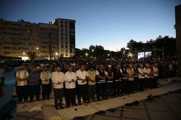 <p>Organizasyon ekibi yetkilisi Levent Saygılı, AA muhabirine, bug&uuml;n burada son y&uuml;zyıla damgasını vurmuş ilim, fikir ve g&ouml;n&uuml;l insanı Coşan'ı doğumunun hicri 91. yıl d&ouml;n&uuml;m&uuml;nde saygıyla yad ettiklerini belirtti.</p>

<p>Coşan'ı, son 3 yılda, doğum yeri olan &Ccedil;anakkale'nin Gelibolu il&ccedil;esindeki Azebler Namazgahı'nda sabah namazı ve işrak ibadeti buluşmasıyla yad ettiklerini anımsatan Saygılı, şunları s&ouml;yledi:</p>
