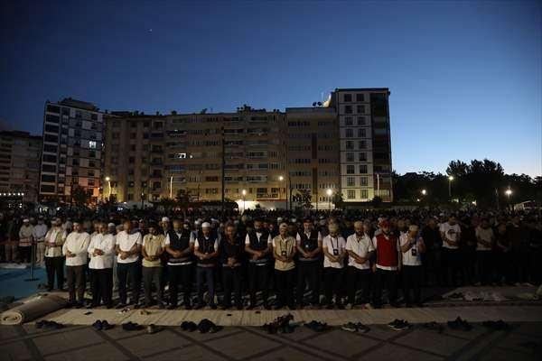<p><strong>"Katılımın yoğun olması ve artık oraya sığamıyor olmamız nedeniyle bir arayışa girdik. Yaklaşık 20 bin kişilik bir katılım bekliyorduk ve bug&uuml;n fazlasıyla sahayı bu insanlar doldurmuş oldular.&nbsp;</strong></p>

<p>&nbsp;</p>
