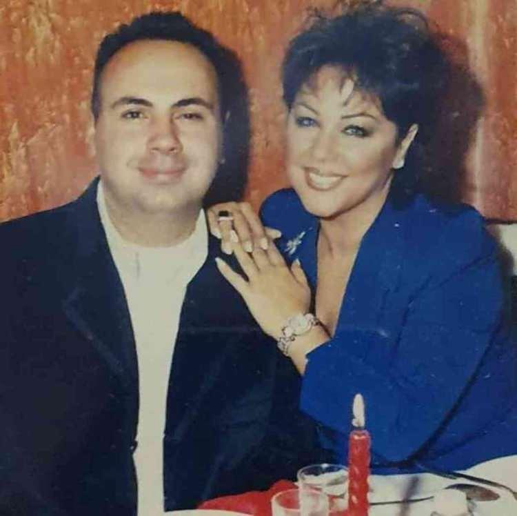 <p>Safiye Soyman'ın oğlu Harun Akar&ouml;z, uzun yıllar m&uuml;cadele ettiği Multiple Skleroz (MS) hastalığı nedeniyle kamuoyunun tanıdığı isimlerden biri oldu.&nbsp;</p>

