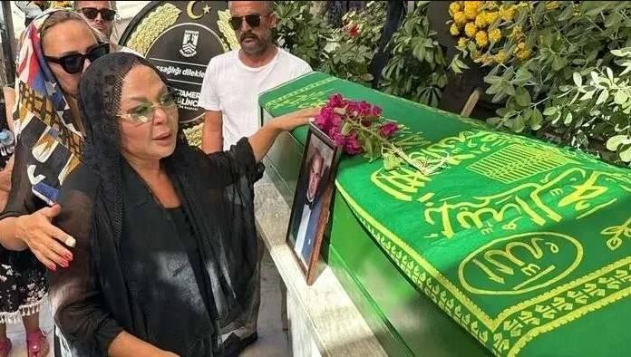 <p>Kamuoyuna yansıyan resmi bilgiler doğrultusunda, &ouml;l&uuml;m&uuml;nden &ouml;nce gece saatlerinde rahatsızlanarak hastaneye kaldırıldığı ve burada hayatını kaybettiği a&ccedil;ıklandı.</p>
