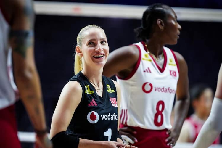 <p>Buna g&ouml;re Filenin Sultanları, VNL şampiyonluğuyla 1 milyon dolar &ouml;d&uuml;le hak kazandı.</p>
