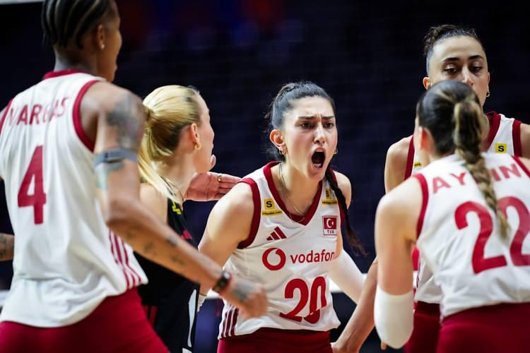 <p>T&uuml;rkiye, 2018'den itibaren d&uuml;zenlenen VNL'de &uuml;st &uuml;ste 8. kez m&uuml;cadele ettiği final etabında 2. defa altın madalya aldı.</p>
