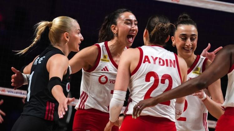 <p>VNL'de 2023 yılında finalde &Ccedil;in'i mağlup ederek şampiyonluk elde eden milli takım, 2018 yılındaki final karşılaşmasında ABD'ye yenilerek organizasyonu g&uuml;m&uuml;ş madalyayla tamamlamıştı.</p>
