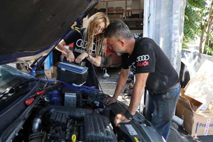 <p><strong><span style="color:#800080">"KIZIMI G&Ouml;R&Uuml;NCE ŞAŞIRIYORLAR"</span></strong></p>

<p>Oto tamir ustası Yavuz Eker, <em><strong>"35 yıldır s&uuml;ren bir meslek hayatım var. G&uuml;&ccedil;l&uuml; bir ekibimiz var bunun yanında yakın zamanda kızım da bize katıldı. Kızım daha &ouml;nce yaz tatillerinde ara ara geliyordu iş yerime ama &ccedil;alışmıyordu, evde boş duruyordu. &rsquo;Kızım gel benimle &ccedil;alış&rsquo; dedim. Daha sonra kendisi 2-3 hafta &ccedil;alışarak işi de sevdi, &ouml;ğrendi. Bizim de hoşumuza gitti, iş yerinde g&uuml;zel bir ortam oluştu. &Ccedil;ok kadın m&uuml;şterilerimiz var. Geldiklerinde kızımı g&ouml;r&uuml;nce şaşırıyorlar. İş yerine daha rahat bir şekilde geliyorlar. Kızım daha yeni olmasına rağmen iyi bir şekilde &ccedil;alışıyor. İşin ustası olmasa bile gelecek hayatında ara&ccedil;lar konusunda bilgisiyle bir yerde kandırılmaz. Gen&ccedil;ler babalarına destek olsunlar bu bize de g&uuml;&ccedil; katıyor"</strong></em> dedi.</p>
