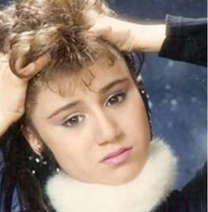 <p>T&uuml;rk arabesk m&uuml;ziğinin sevilen isimlerinden Ceylan, m&uuml;zik kariyerinin yanı sıra yıllar i&ccedil;inde ge&ccedil;irdiği değişimle de sık sık g&uuml;ndeme geliyor. Hen&uuml;z &ccedil;ocuk yaşlarda sahneye &ccedil;ıkan ve &ldquo;K&uuml;&ccedil;&uuml;k Ceylan&rdquo; lakabıyla tanınan sanat&ccedil;ı, yıllar i&ccedil;erisinde hem kariyerinde hem de g&ouml;r&uuml;n&uuml;m&uuml;nde b&uuml;y&uuml;k bir değişim yaşadı.</p>
