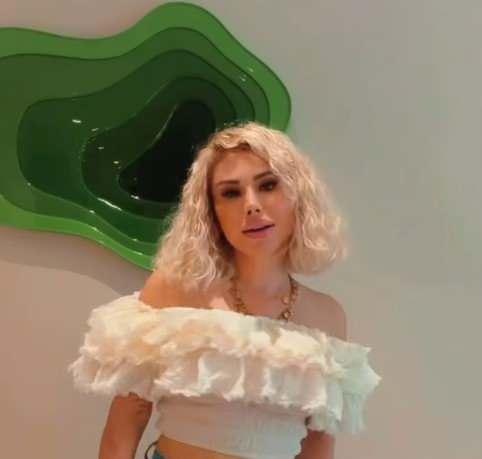 <p>Sanat&ccedil;ının değişimini beğenenler olduğu kadar eski halini daha doğal bulanlar da oldu. Bazı sosyal medya kullanıcıları yıllar i&ccedil;indeki değişimin olduk&ccedil;a dikkat &ccedil;ekici olduğunu belirtirken, bazıları ise Ceylan&rsquo;ı tanımakta zorlandıklarını dile getirdi.</p>
