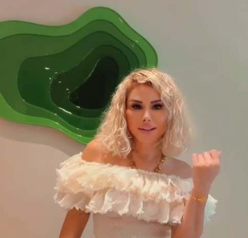 <p>Yıllara meydan okuyan sanat&ccedil;ı, hem m&uuml;zik kariyeri hem de değişen imajıyla magazin g&uuml;ndemindeki yerini korumaya devam ediyor.</p>
