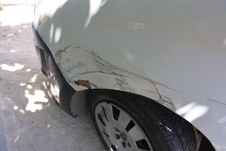 <p>Araca yol vermeye &ccedil;alışan T&uuml;mer, kendi aracıyla başka araca hafifce s&uuml;rtt&uuml;.</p>
