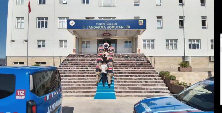 <p>Y&uuml;r&uuml;t&uuml;len soruşturma kapsamında ş&uuml;phelilerin yasa dışı bahis oynattıkları, su&ccedil;tan elde edilen paranın nakline aracılık ettikleri ve sosyal medya hesapları &uuml;zerinden verdikleri sahte ilanlarla vatandaşları dolandırdıkları tespit edildi.</p>
