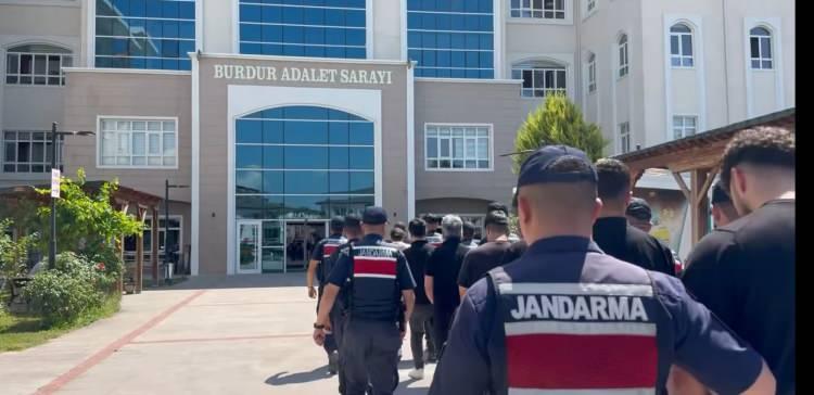 <p>Yakalanan ş&uuml;phelilerden 100'&uuml; &ccedil;ıkarıldıkları mahkemece tutuklandı. 94 ş&uuml;pheli hakkında adli kontrol h&uuml;k&uuml;mleri uygulanırken, diğer ş&uuml;phelilerin adli işlemlerinin s&uuml;rd&uuml;ğ&uuml; bildirildi.</p>
