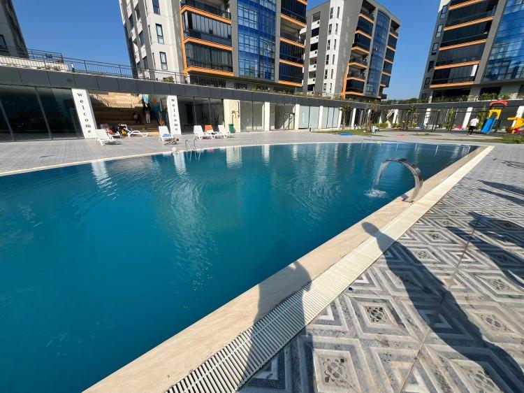 <p><span style="color:#A52A2A"><strong>Y&Uuml;ZME HAVUZUNDA HAREKETSİZ HALDE BULUNDU&nbsp;</strong></span></p>

<p>&nbsp;</p>

<p>&Ccedil;ocuğun kaybolduğunu fark eden ailesi ve yakınları, Kadir&rsquo;i bulabilmek i&ccedil;in &ccedil;evrede arama yapmaya başladı.&nbsp;</p>

<p>&nbsp;</p>

<p>Yaklaşık bir saat s&uuml;ren arama &ccedil;alışmalarının ardından &ccedil;ocuk, sitenin y&uuml;zme havuzunun i&ccedil;erisinde hareketsiz halde bulundu.</p>
