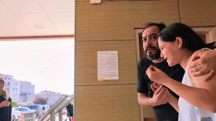 <p>Anne ve babanın yaşadığı b&uuml;y&uuml;k acı y&uuml;rekleri dağlarken, 2 yaşındaki Kadir&rsquo;in &ouml;l&uuml;m&uuml; yakınlarını yasa boğdu.&nbsp;</p>

<p>&nbsp;</p>

<p>&Ccedil;ocuğun cansız bedeni savcılık incelemesinin ardından kesin &ouml;l&uuml;m sebebinin belirlenmesi i&ccedil;in Adli Tıp Kurumuna g&ouml;nderildi.</p>

<p>&nbsp;</p>
