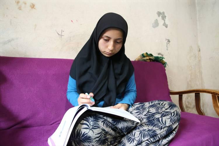 <p>Hukuk fak&uuml;ltesine girmeyi hedefleyen Mevl&uuml;de Duran, kimi zaman iki odalı evinde kimi zaman da et&uuml;t merkezlerinde ders &ccedil;alıştı, artakalan vaktinde kardeşleriyle ilgilendi.</p>

