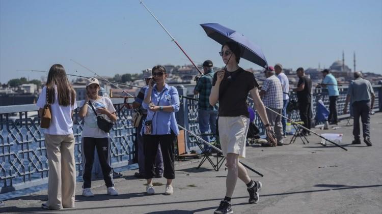<p>Y&uuml;zyılın ikinci yarısında ise (2051-2080) İstanbul ve Ankara'da yaklaşık 38, Antalya ve Konya'da 40 ve İzmir'de ise 53 g&uuml;ne kadar &ccedil;ıkabileceği &ouml;ng&ouml;r&uuml;l&uuml;yor.</p>

<p>​</p>

