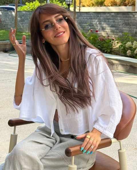 <p><strong>SA&Ccedil;LARINI KAHVERENGİ YAPTI</strong></p>

<p>Ey&uuml;boğlu, sarı olan sa&ccedil;larını kahverengi tonlarına boyattı.</p>

