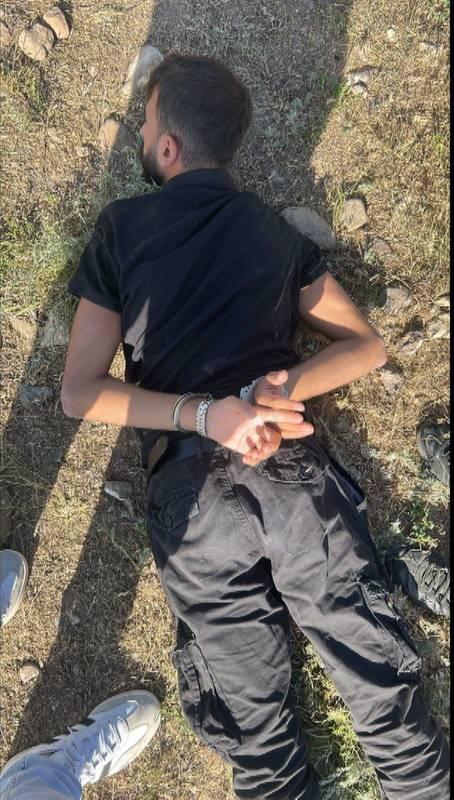 <p>&Ccedil;alışmalar kapsamında Ferhat A&ccedil;ık&rsquo;ın cansız bedeninin Arnavutk&ouml;y&rsquo;de ormanlık alanda g&ouml;m&uuml;l&uuml; olduğu belirlendi. Ceset, kadavra k&ouml;peği "Zeyna"nın da desteğiyle yapılan arama sonucu bulundu.</p>
