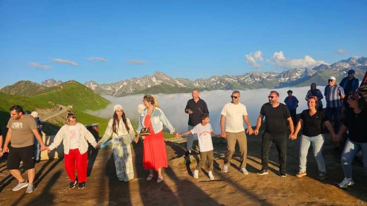 <p>Ka&ccedil;kar Dağları'nın zirvelerinde yer alan yayla, doğal g&uuml;zelliğinin yanı sıra bulutların ve sisin oluşturduğu manzarasıyla ziyaret&ccedil;ilerini ağırlıyor.</p>

<p>&nbsp;</p>
