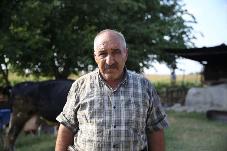<p><span style="color:#A52A2A"><strong>"İLK DEFA BAŞIMA GELDİ"</strong></span></p>

<p>&nbsp;</p>

<p>Mustafa Avşar, 40 yıldır hayvancılıkla uğraştığını s&ouml;yledi.&nbsp;</p>

<p>&nbsp;</p>

<p>İneğin &uuml;&ccedil;&uuml;z doğurmasına &ccedil;ok şaşırdığını belirten Avşar, <strong><em>"İlk defa başıma geldi, &ccedil;ok sevindim. Allahıma ş&uuml;k&uuml;rler ettim. Allah'ın verdiği bir rızıktır bu, berekettir."</em></strong> dedi.&nbsp;&nbsp;</p>
