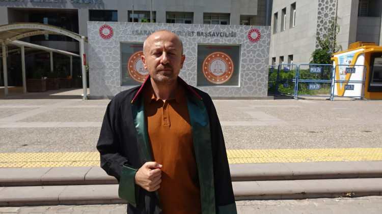 <p><span style="color:#A52A2A"><strong>AİLE KARARA İTİRAZ EDECEK</strong></span></p>

<p>&nbsp;</p>

<p>Duruşma sonrası a&ccedil;ıklama yapan Edik ailesinin avukatı Yunus Emre &Ouml;zdemir, karara itiraz edeceklerini belirterek, şunları s&ouml;yledi:&nbsp;</p>

<p>&nbsp;</p>

<p><strong><em>''Mustafa Yağız Edik'i hayattan koparan kişi hakkında ağırlaştırılmış hapis cezası istendi. Bu taleple bir yargılama yapıldı. Verilen ceza ise, 'İyi hal' indirimi uygulanarak 16 yıl 11 aydır.</em></strong></p>

<p>&nbsp;</p>

<p><strong><em>Bu ceza, bizim kabul edeceğimiz ya da ailenin ateşini s&ouml;nd&uuml;recek bir netice olmadı. T&uuml;rk Ceza Kanunu'nun 81 ve 82'nci maddesi kapsamında verecek ceza bellidir. Ağırlaştırılmış hapis veya m&uuml;ebbet hapis cezasıdır. </em></strong></p>

<p>&nbsp;</p>

<p><strong><em>Bunu &ccedil;ocukların işlemesi durumunda ise 31'inci madde devreye giriyor. 31'inci maddede 'su&ccedil;u işleyen kişi &ccedil;ocuksa ise m&uuml;ebbet hapis cezası verilemez' der. 12 yıldan, 24 yıl aralığında bir ceza alabileceğini &ouml;ng&ouml;r&uuml;r. Artık madde 31&rsquo;in değişmesi gerekiyor. </em></strong></p>

<p>&nbsp;</p>

<p><strong><em>Bir kişi sırf &ccedil;ocuk olduğu i&ccedil;in bir kişinin hayatını son verdiği halde alacağı ceza 16 yıl olmamalıdır. Daha y&uuml;ksek olmalıdır.''</em></strong></p>
