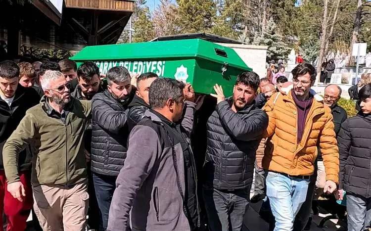 <p>Hazırlanan iddianamede şu ifadeler yer aldı:&nbsp;</p>

<p>&nbsp;</p>

<p><strong><em>"Su&ccedil;a s&uuml;r&uuml;klenen &ccedil;ocuğun olay sonrasında arkadaşı G.Y.&rsquo;ye ses kayıtları g&ouml;nderdiği, ses kayıtlarında Mustafa Yağız'ı bı&ccedil;aklayarak &ouml;ld&uuml;rd&uuml;ğ&uuml;n&uuml; beyan ettiği,<span style="color:#A52A2A"> su&ccedil;a s&uuml;r&uuml;klenen &ccedil;ocuğun olayın hemen &ouml;ncesinde maktule attığı mesajlarda da &ouml;ld&uuml;rme kastıyla hareket ettiğinin anlaşıldığı,</span> su&ccedil;a s&uuml;r&uuml;klenen &ccedil;ocuğun alınan savunmasında &uuml;zerine atılı su&ccedil;u ikrar ettiği ancak olay &ouml;ncesinde &ccedil;iğ k&ouml;fteci &ouml;n&uuml;nde maktul&uuml;n kendisine bı&ccedil;ak g&ouml;stererek tehdit ettiğini ve bu sebeple sonraki olayda yanına bı&ccedil;ak aldığını iddia ettiği, olay tanıklarının s&ouml;z konusu iddiayı doğrulamadığı, dosya arasında yer alan tanık beyanları, adli tıp raporu, &ouml;l&uuml; muayene ve otopsi raporu, su&ccedil;a s&uuml;r&uuml;klenen &ccedil;ocuğun ikrar i&ccedil;erikli savunması, kamera &ccedil;&ouml;z&uuml;mleme tutanağı, ses kaydı &ccedil;&ouml;z&uuml;mleme tutanağı ve materyal incelenmesine ilişkin bilirkişi raporu birlikte değerlendirildiğinde olay tarihinde su&ccedil;a s&uuml;r&uuml;klenen &ccedil;ocuğun bı&ccedil;akla yaşı k&uuml;&ccedil;&uuml;k Mustafa Yağız Edik'i g&ouml;ğs&uuml;nden bı&ccedil;aklamak suretiyle kasten &ouml;ld&uuml;rd&uuml;ğ&uuml;ne dair hakkında kamu davası a&ccedil;mayı haklı kılacak nitelikte yeterli ş&uuml;pheye varan somut delil elde edildiği anlaşılmıştır."</em></strong></p>
