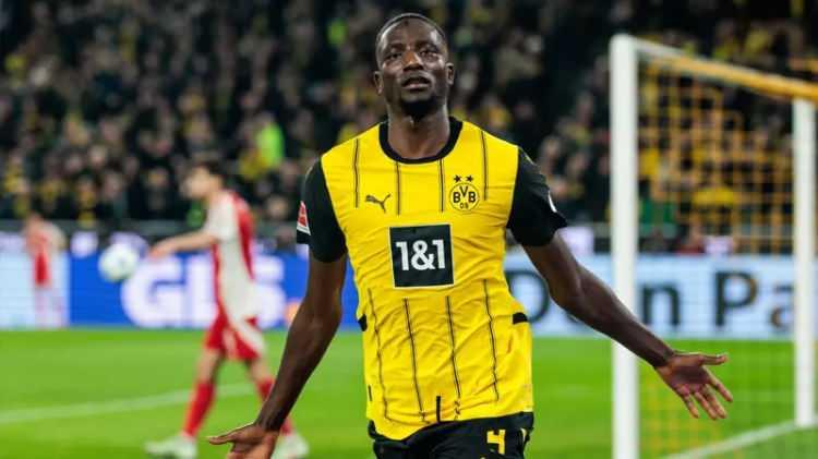 <p>Fenerbah&ccedil;e, yeni sezon &ouml;ncesi h&uuml;cum hattını g&uuml;&ccedil;lendirmek i&ccedil;in &ouml;nemli bir isme y&ouml;neldi.</p>
