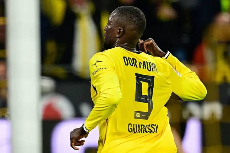<p>Fenerbah&ccedil;e y&ouml;netimi, Alman ekibi Borussia Dortmund ile bonservis g&ouml;r&uuml;şmelerini de s&uuml;rd&uuml;r&uuml;yor.</p>

