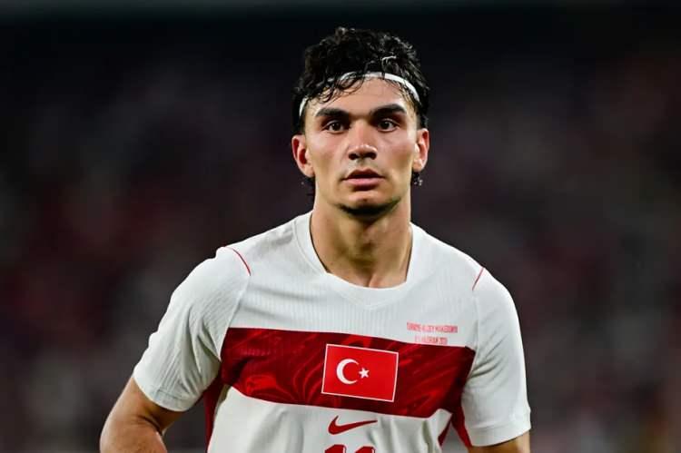 <p>Galatasaray, uzun s&uuml;redir g&ouml;r&uuml;şmelerini s&uuml;rd&uuml;rd&uuml;ğ&uuml; Can Uzun'un transferinde son viraja girdi.<br />
<br />
Sarı-kırmızılı ekip, bu hafta Eintracht Frankfurt'la bu hafta g&ouml;r&uuml;ş&uuml;p kısa s&uuml;re i&ccedil;inde sonu&ccedil; almak istiyor.<br />
<br />
(FANATİK)</p>
