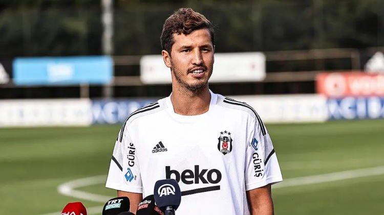 <p>Beşiktaş'tan ayrılan Salih U&ccedil;an'ın yeni takımı belli oldu.<br />
<br />
Deneyimli orta saha, S&uuml;per Lig ekiplerinden Gen&ccedil;lerbirliği ile 2 yıllık anlaşma sağladı. İmzalar bu hafta i&ccedil;inde atılacak.<br />
<br />
​(FOTOMA&Ccedil;)</p>
