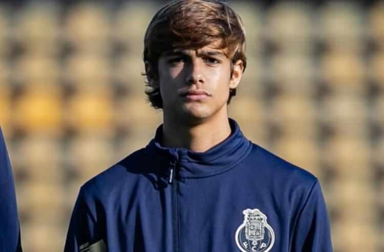 <p>Galatasaray, Aleksey Batrakov ve Can Uzun'un ardından 10 numara transferi i&ccedil;in Porto'nun 19 yaşındaki orta sahası Rodrigo Mora'yı da g&uuml;ndemine aldı.&nbsp;<br />
<br />
(TAKVİM)</p>
