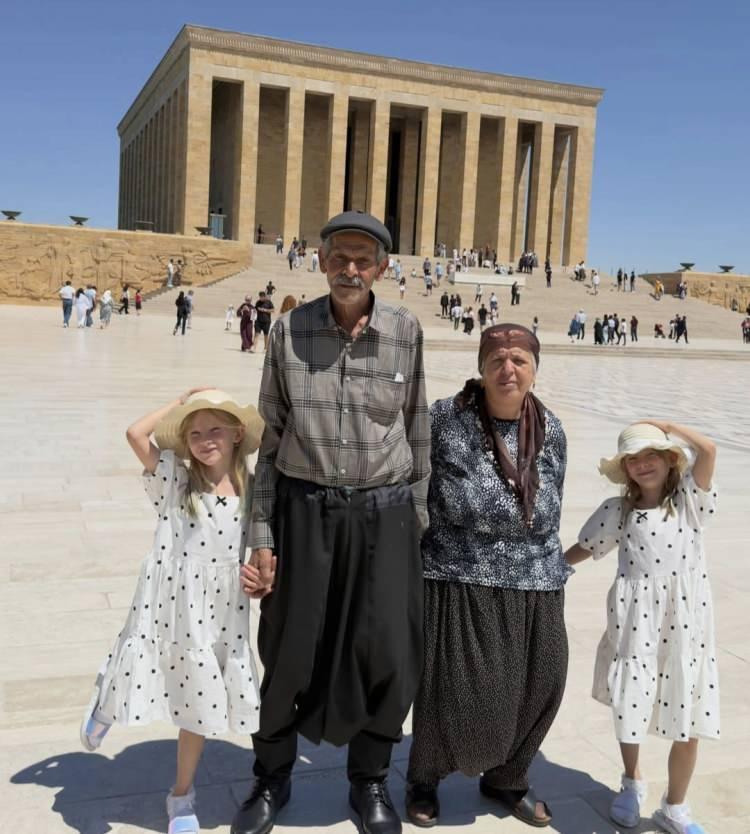 <p>Doktor ve polis olmak isteyen ikizler, &ouml;ğretmenlerine Anıtkabir'i ziyaret etmek istediklerini s&ouml;yledi.&nbsp;</p>
