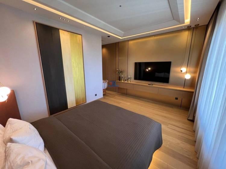 <p><span style="color:#B22222"><strong>8 ODASI VAR</strong></span></p>

<p>450 m2'lik l&uuml;ks malikhane 8 odalı.&nbsp;</p>

<p>Villanın tam 6 adet banyosu var.&nbsp;</p>
