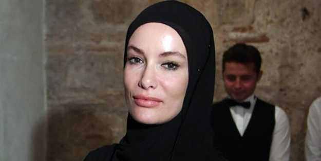 <p><span style="color:#800080"><em><strong>"Operasyon Alesta... Alesta seti benim i&ccedil;in yıllar sonra ger&ccedil;ekten i&ccedil;inde bulunmaktan mutluluk duyduğum, her anından keyif aldığım bir iş oldu. Artık iyice uzaklaşmama rağmen beni bu projede &ouml;zellikle &ccedil;ok istediğiniz ve ikna ettiğiniz i&ccedil;in size &ccedil;ok teşekk&uuml;r ederim. G&uuml;zel enerjisini, g&uuml;l&uuml;msemesini hi&ccedil; eksik etmeyen y&ouml;netmenimize ve ekip arkadaşlarımın hepsine &ccedil;ok teşekk&uuml;r ediyorum. Bir&ccedil;oğu ile hi&ccedil; fotoğraf &ccedil;ekilmediğimi fark etmek beni &uuml;zd&uuml;. İnşallah &ouml;n&uuml;m&uuml;zdeki aylarda, dizi yayına girdiğinde tekrar g&ouml;r&uuml;şeceğiz."</strong></em></span></p>
