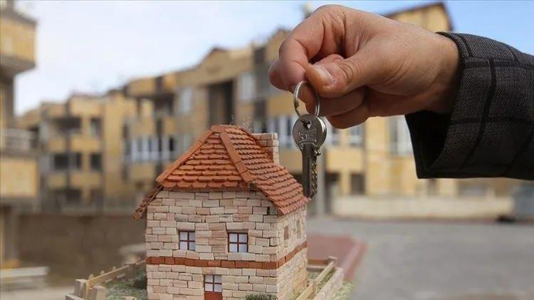 <p>Hak sahipleri noter huzurunda yapılacak kura ile belirlenecek. Rayiç bedelin altında kiralanacak konutlarda 3 yıl oturulacak.</p>