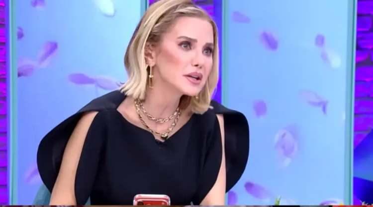 <p><strong>Son g&uuml;nlerde hakkında &ccedil;ıkan 'yasak aşk' iddiaları ile magazin manşetlerinden d&uuml;şmeyen Ece Erken, uzun s&uuml;redir sunuculuğunu &uuml;stlendiği TV8 ekranlarında yayınlanan 'Gel Konuşalım' programının yeni sezonundan son dakika alınan bir kararla &ccedil;ıkarıldı.</strong></p>
