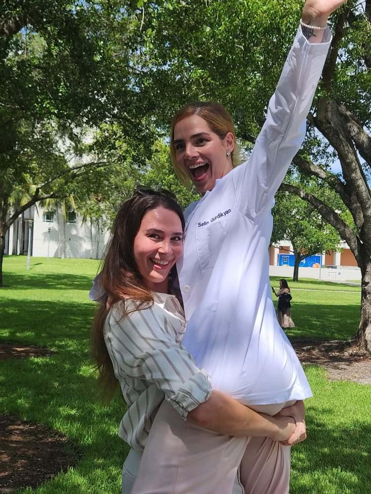 <p>Neşe Erberk'in kızı&nbsp;Selin Gurdikyan, Florida International University (FIU) Tıp Fak&uuml;ltesi'nde eğitimini s&uuml;rd&uuml;r&uuml;rken mutlu eden bir haber geldi.&nbsp;</p>
