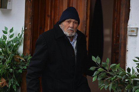 <p><strong>"Baba Candır", "D&uuml;ğ&uuml;n Dernek" ve "O Hayat Benim" gibi başarılı yapımlarda rol alan, &ouml;zellikle "Kavak Yelleri" dizisindeki unutulmaz "Osman Amca" karakteriyle hafızalara kazınan usta oyuncu Erol Aksoy'un son hali ortaya &ccedil;ıktı.</strong></p>
