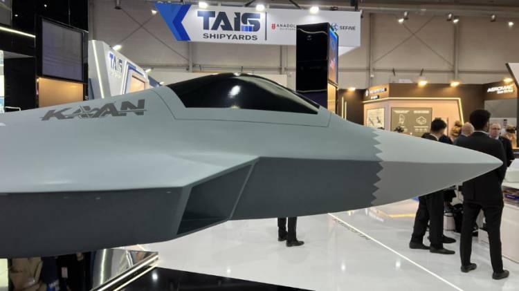 <p>Analizde, Şubat 2024'te ilk u&ccedil;uşunu ger&ccedil;ekleştiren KAAN'ın T&uuml;rkiye'ye stratejik hava g&uuml;c&uuml; kazandırabilecek bir platform olduğu belirtilirken, Ankara'nın tamamen kendi imkanlarıyla beşinci nesil savaş u&ccedil;ağı geliştirme hedefinin İsrail'de dikkatle izlendiği ifade edildi.</p>

<p>&nbsp;</p>
