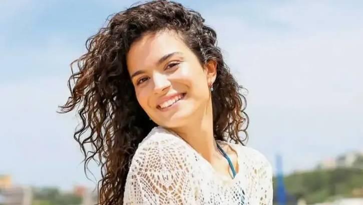<p>Tedavisi devam eden oyuncu, ge&ccedil;en g&uuml;nlerde 7. kez ameliyat olmuştu. Aslı Bekiroğlu, operasyonun ardından hastanede odasından yaptığı paylaşımda "İyi dilekleriniz ve dualarınız i&ccedil;in teşekk&uuml;r ederim. İyiymişim" ifadelerini kullanmıştı.</p>
