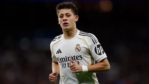 <p>Paris Saint-Germain, Real Madrid forması giyen milli futbolcu Arda G&uuml;ler i&ccedil;in flaş bir teklif yaptı.</p>
