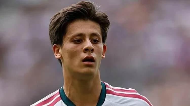 <p>S&ouml;z konusu teklifin ger&ccedil;ekleşmesi halinde Arda G&uuml;ler, kariyerinin en y&uuml;ksek bonservis bedellerinden birine konu olacak ve T&uuml;rk futbol tarihine ge&ccedil;ecek.</p>
