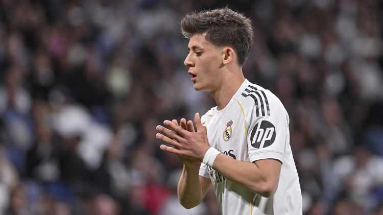 <p>Arda G&uuml;ler'in Real Madrid'e transfer olduktan sonra zamanla kadronun en &ouml;nemli isimlerinden bir olduğuna dikkat &ccedil;ekilen haberde&nbsp;İspanyol devinin kapıyı tam olarak kapatmadığı ve teklifi değerlendireceği aktarıldı.</p>
