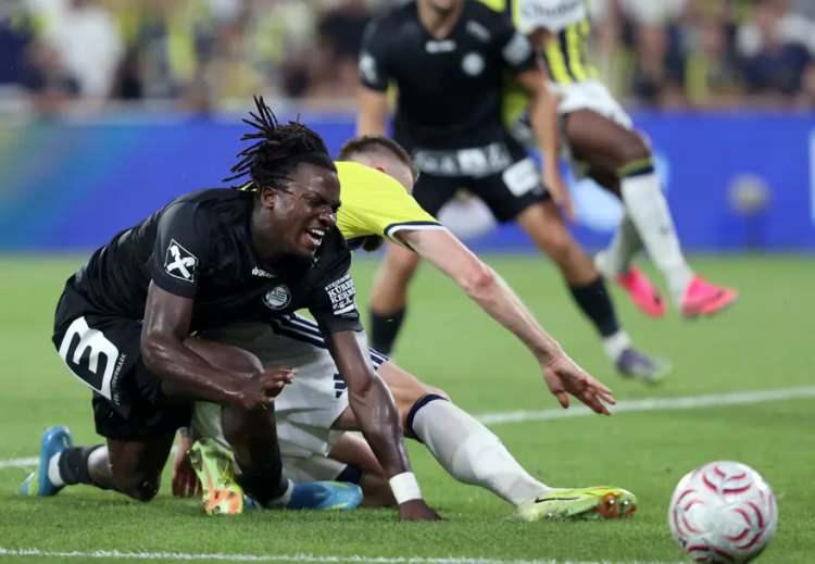 <p>Kurier ise ma&ccedil;la ilgili değerlendirmesinde ma&ccedil;ı, &ldquo;Sturm, İstanbul'da Fenerbah&ccedil;e'ye mağlup oldu. Graz, teknik ve taktik a&ccedil;ıdan g&uuml;&ccedil;l&uuml;, yıldızlarla dolu ve piyasa değeri Sturm'unkinden altı kat daha y&uuml;ksek olan Fenerbah&ccedil;e karşısında m&uuml;cadeleye girmekte bile zorlandı.&rdquo; şeklinde okuyucularına aktardı.</p>
