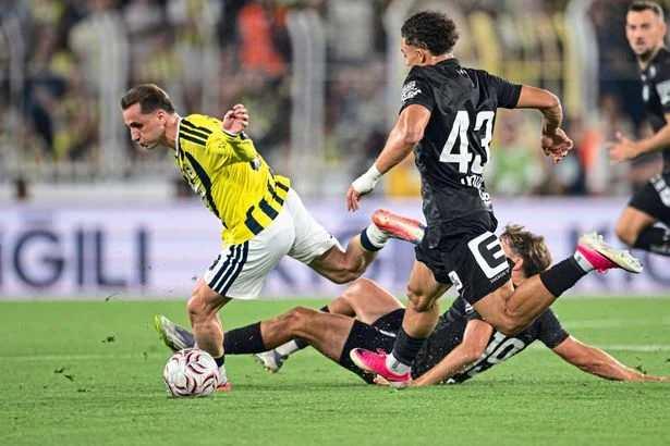 <p>Kicker Avusturya ma&ccedil;a ilişkin, &ldquo;Fenerbah&ccedil;e, Talisca'nın erken gol&uuml;yle &ouml;ne ge&ccedil;ti ve Greenwood da devre arasından &ouml;nce bir gol daha ekledi. Sturm zaman zaman iyi bir m&uuml;cadele sergiledi ancak skor, onların &uuml;st&uuml;nl&uuml;ğ&uuml;n&uuml; doğru bir şekilde yansıttı.&rdquo; değerlendirmesinde bulundu.</p>
