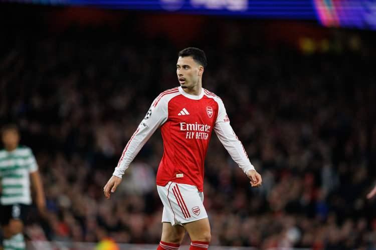 <p>Sarı-lacivertlilerde başkan Aziz Yıldırım'ın Arsenal forması giyen Brezilyalı futbolcu i&ccedil;in &ouml;nemli bir transfer operasyonu y&uuml;r&uuml;tt&uuml;ğ&uuml; &ouml;ne s&uuml;r&uuml;ld&uuml;.&nbsp;</p>
