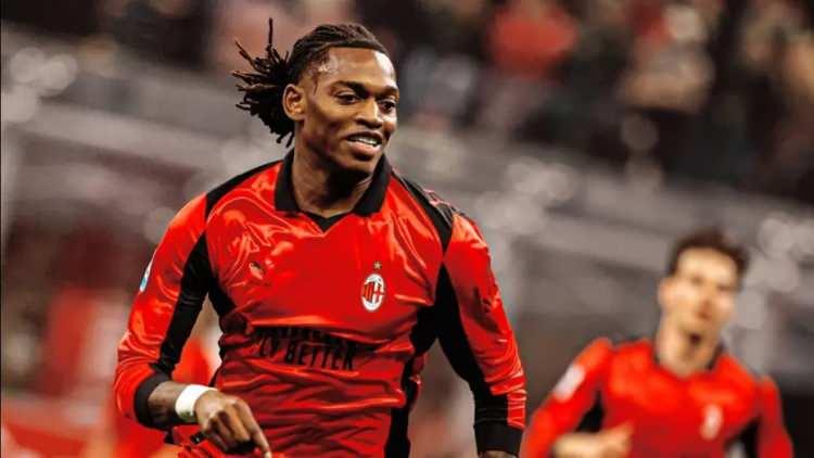 <p>Galatasaray, Rafael Leao i&ccedil;in yaptığı 35 milyon euroluk teklifi 40 milyon Euro seviyesine &ccedil;ıkaracak.<br />
<br />
10 numara transferi i&ccedil;in de b&uuml;t&ccedil;esini azaltmak istemeyen sarı-kırmızılılar, 40+5 milyon Euro seviyesinde mutlu sona ulaşmak istiyor.<br />
<br />
(FOTOMA&Ccedil;)</p>
